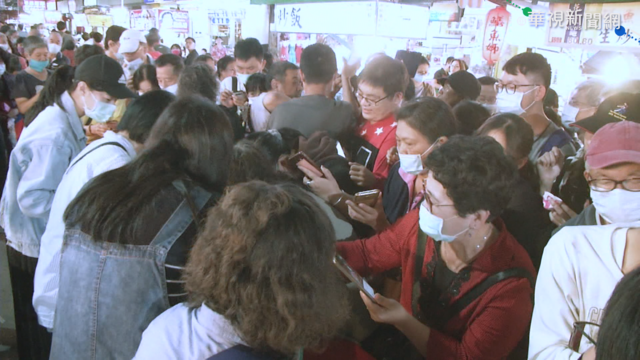 六合夜市｢辦桌免費吃｣ 民眾氣｢飽｣了