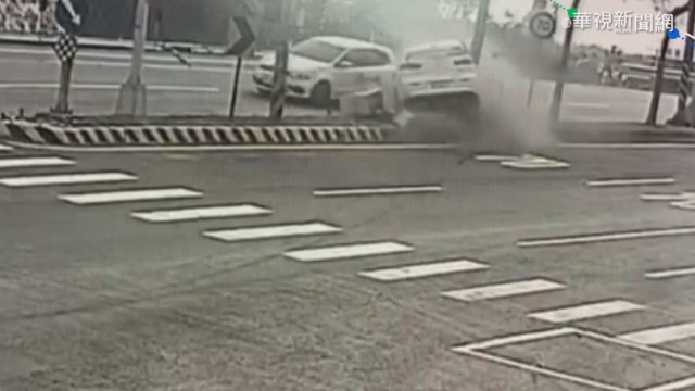 轎車暴衝撞斷測速桿 駕駛逃逸無蹤