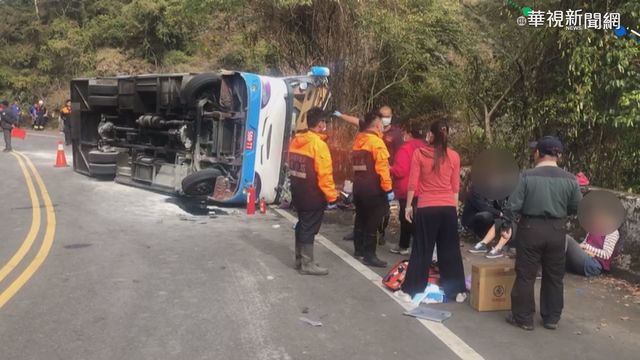奧萬大遊覽車翻覆 20傷.1無生命跡象