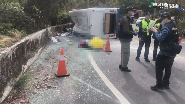奧萬大遊覽車翻覆 1男子拋飛亡.20傷