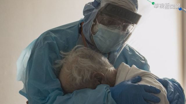 美老翁感恩節孤獨掉淚 醫擁抱送暖