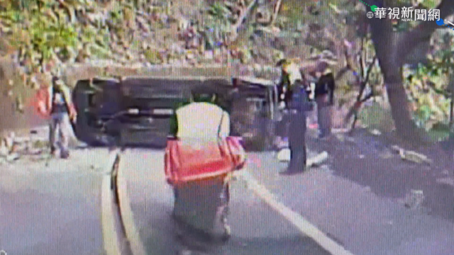 婦倒車暴衝撞2行人 再衝下6米深邊坡