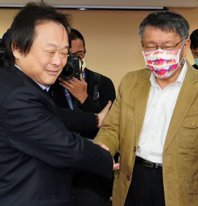 柯P曬照稱「世紀之握」 王世堅：握完洗了20幾次的手