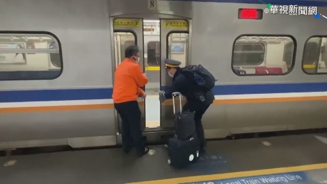 台鐵列車長跪趴開車門 基層怒批危險