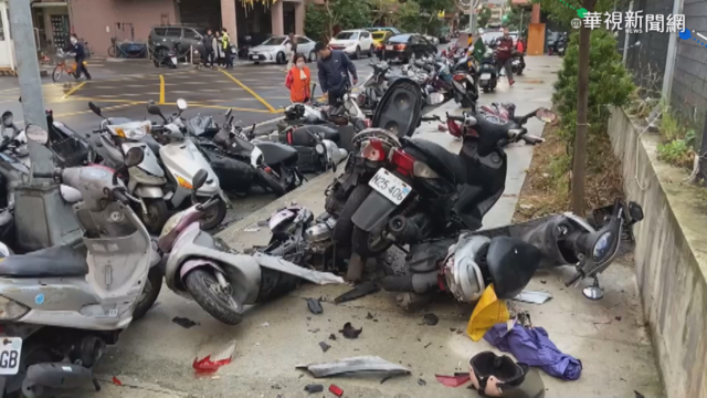 翁開車自撞路旁整排機車 車主傻眼