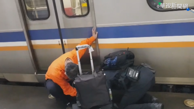 台鐵改站務員跪地開門 工會:把人當笨蛋