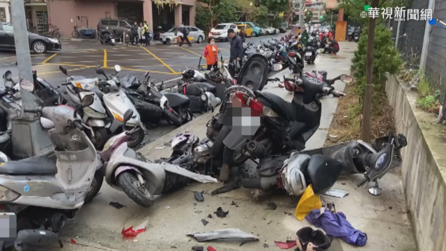 翁開車暴衝 整排機車如保齡球被撞飛