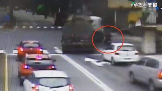 騎車擦撞油罐車 老翁鬼門關前走一遭