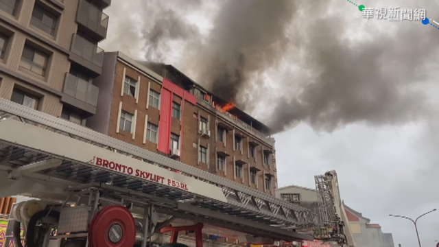 艋舺青山宮遶境竄火 爐主轎前淚崩：別再放鞭炮了