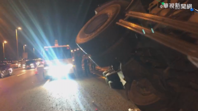 高雄大貨車自撞路燈 橫跨三車道堵車