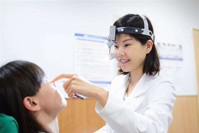 過敏女鼻塞猛用鼻噴劑卻更嚴重！醫：應對症下藥