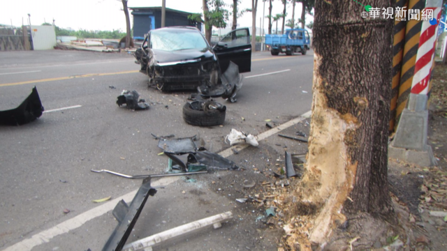 駕駛行駛中拿東西 轎車撞路樹車頭毀