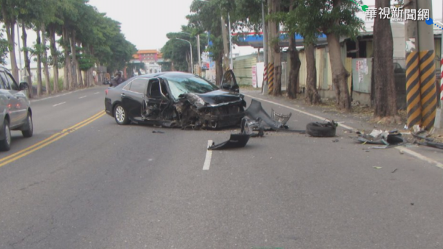 駕駛彎腰撿東西 失控撞路樹車頭全毀