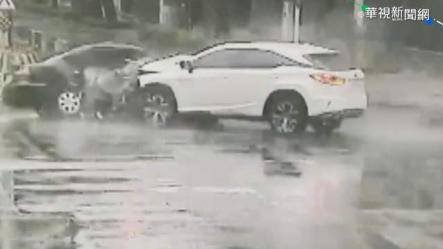 闖紅燈遇警還不停 駕駛連環擦撞逃逸