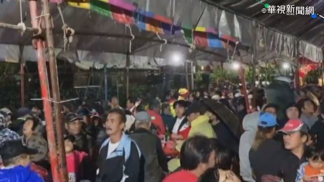 台東蘭嶼風雨交加 賓客撐傘吃喜酒