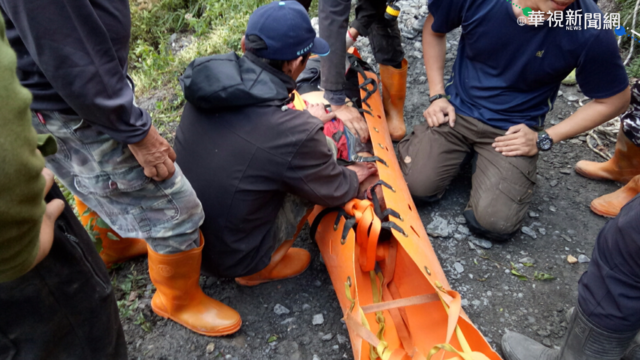 南投屯原登山口機車墜谷 騎士重傷