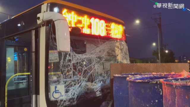 台中公車追撞載送豆渣貨車 3人傷