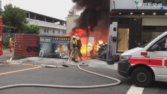 報廢回收車廠大火 30輛機車全毀