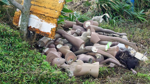墾丁國家公園遭棄大量假人 警逮人開罰