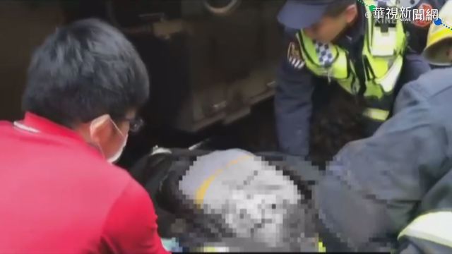 婦闖羅東火車站鐵道 警消鑽車底救人