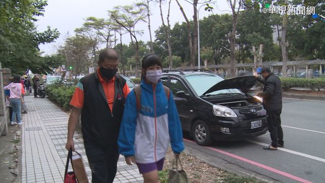 ｢你是我的眼!｣ 國三女每天牽盲父過街