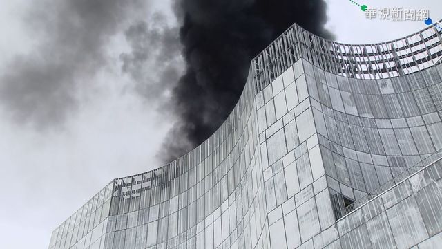 濃煙竄天際 光華商場附近工地失火