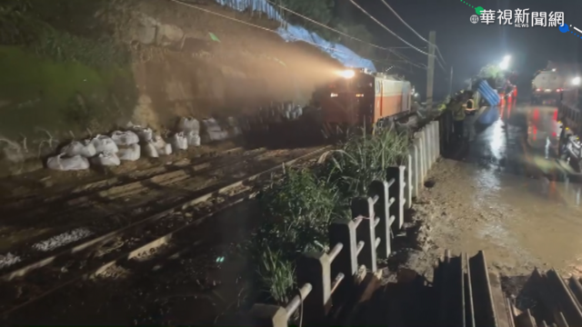 東正線搶通 首班列車05:17通過猴硐站