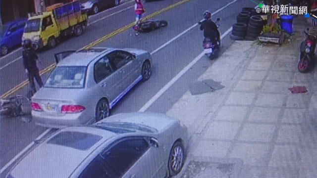 為閃倒退嚕轎車 機車急煞撞成一團