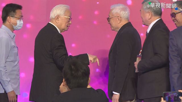 20年未公開同台 張忠謀.曹興誠握手