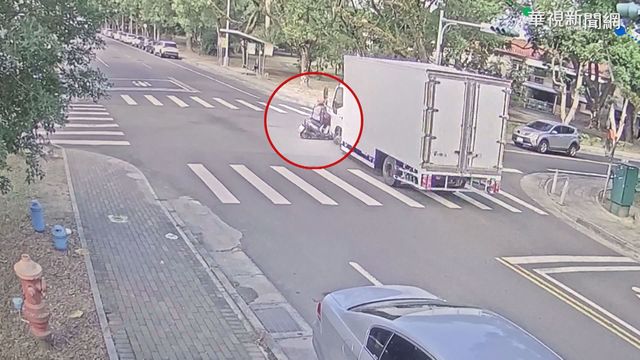 貨車撞飛79歲騎士 女駕駛跪地念佛號