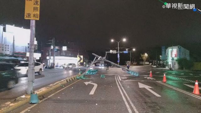 連結車貨斗倉門沒關 扯壞號誌害塞車