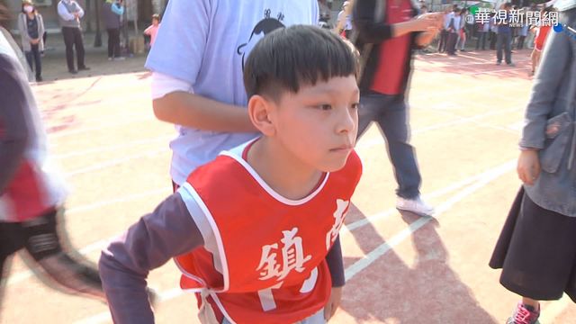 腦麻小五生跑接力賽 全班相挺喊加油