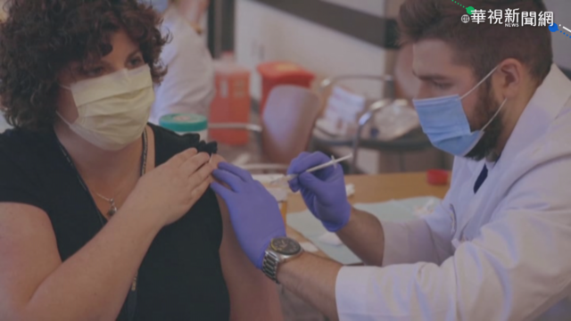 潘斯直播接種疫苗 盼化解民眾疑慮