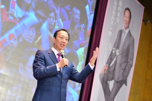 郭台銘推新冠病毒唾液快篩機 全家人每天都在用