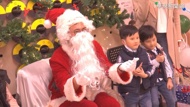 寫信給耶老! 小朋友開心拍照領禮物