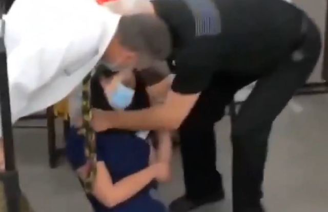 【影】接種新冠疫苗17分鐘 美國護理師鏡頭前暈倒