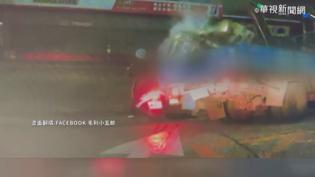 貨車載水塔突傾倒 女騎士險遭砸嚇壞