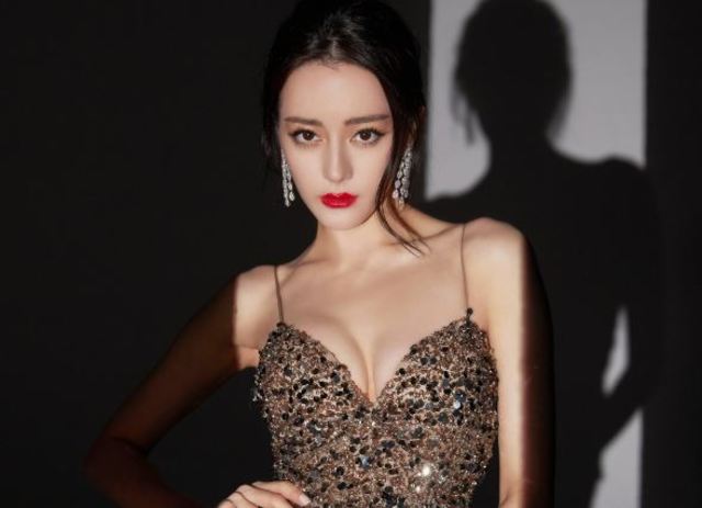 迪麗熱巴「破尺度」大秀好身材！紅毯比拼楊冪、趙麗穎