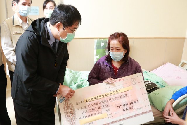 護理師腦死…黃偉哲「大型支票」慰問挨批：是頒獎嗎