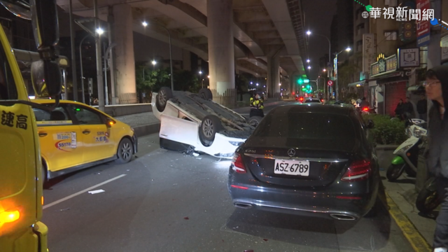 轎車大燈沒開撞違停車 後方2車遭波及!