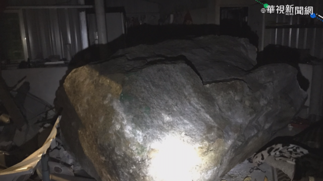 瑞芳落石砸車 滾入民宅撞傷屋主