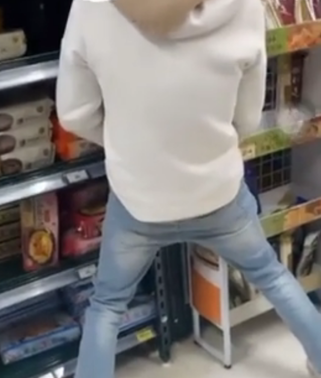 2男家樂福亂尿尿 下場曝光：業者要提告了