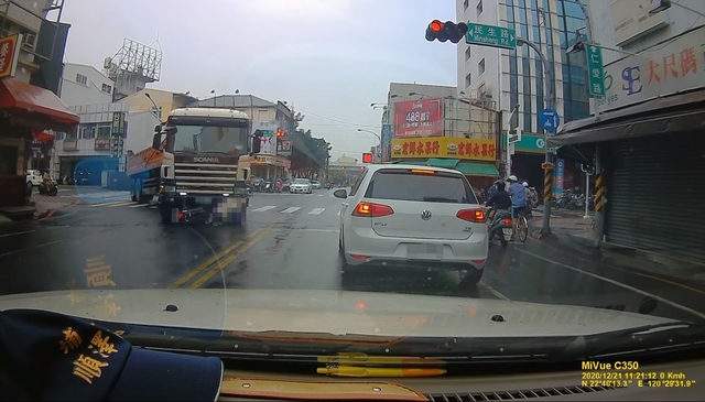 騎士遭砂石車拖行僅輕傷 他目睹全程驚呼：順澤宮有保佑