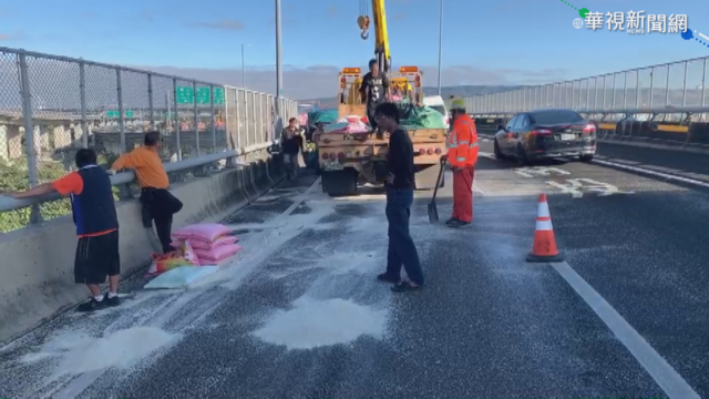 拖板車白米灑落匝道 車輛回堵1.5km