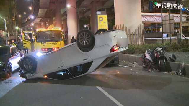 婦疑恍神撞違停車翻覆 害騎士捲車底
