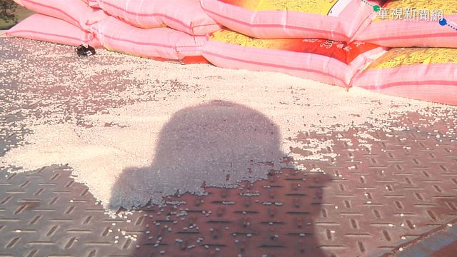 拖板車白米灑落匝道 車輛回堵1.5km