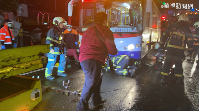 騎士疑誤闖人行道摔車 遭公車輾過身亡