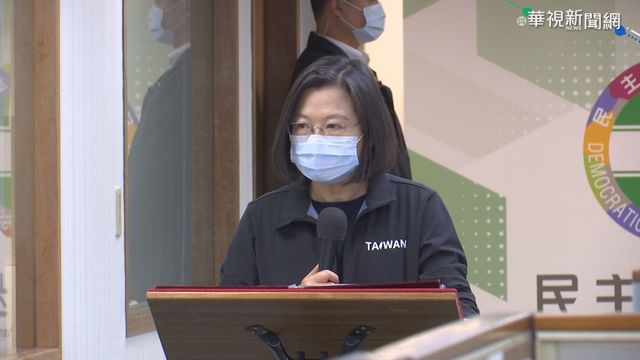 府前元旦升旗照常 量體溫.採實聯制