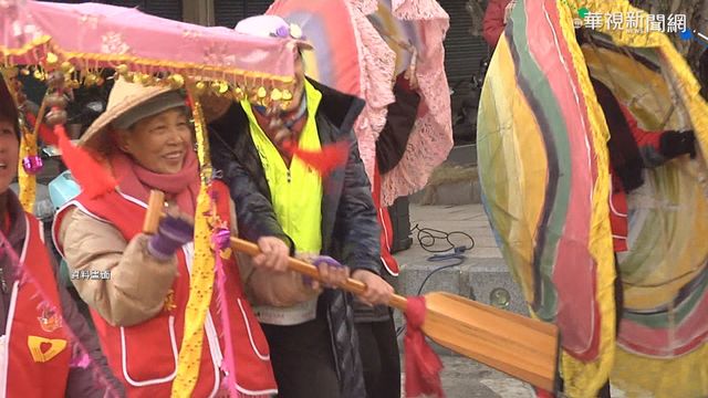 紙箱.木條擺滿街 卡位報名路跑啦啦隊