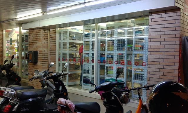 超商擺滿包裹貨架如「物流中心」眾人笑：本業變了